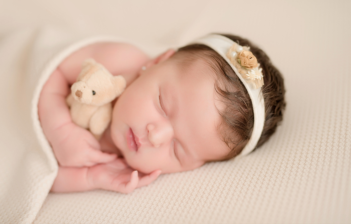 Foto de gestante em caxias do sul fotografa morgana perini bebe dormindo com ursinho abraçado