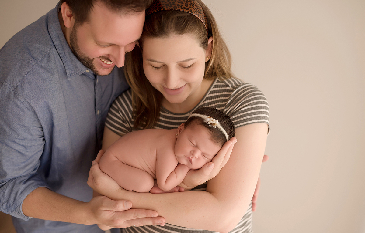 Foto de gestante em caxias do sul fotografa morgana perini pais segurando bebe