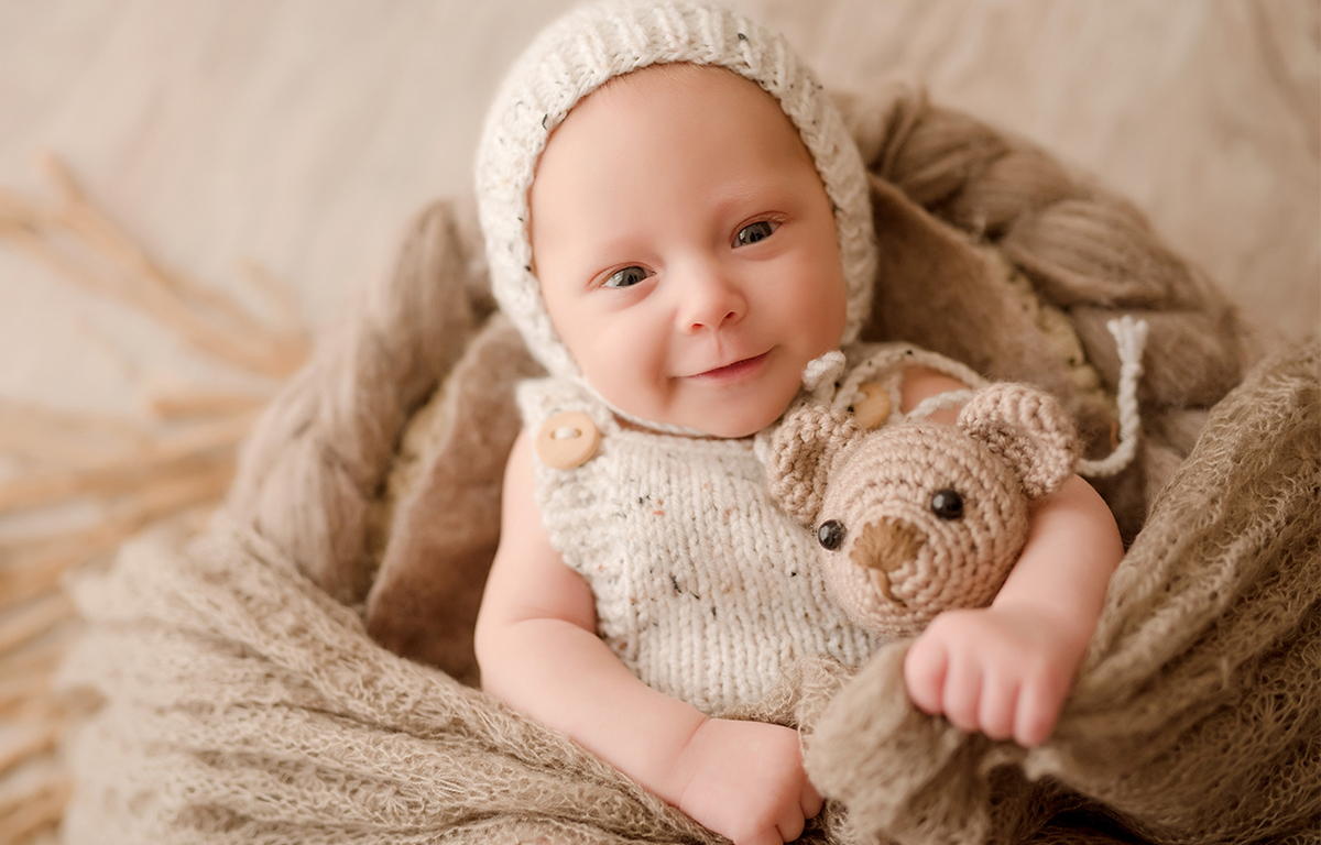 Foto de bebe em caxias do sul fotografa morgana perini sorrindo com ursinho