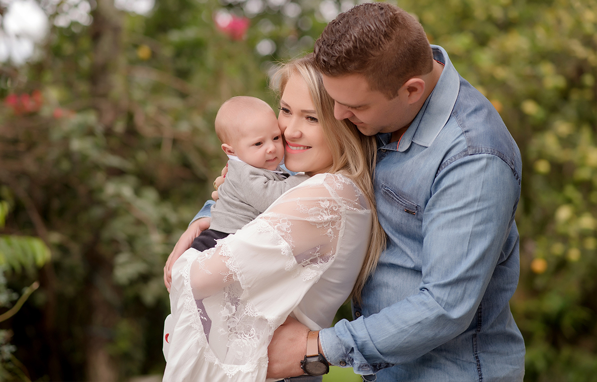 Foto de bebe em caxias do sul fotografa morgana perini pais abraçados com bebe