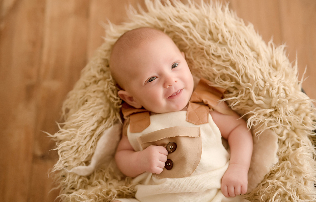 Foto de bebe em caxias do sul fotografa morgana perini bebe deitado em pele 