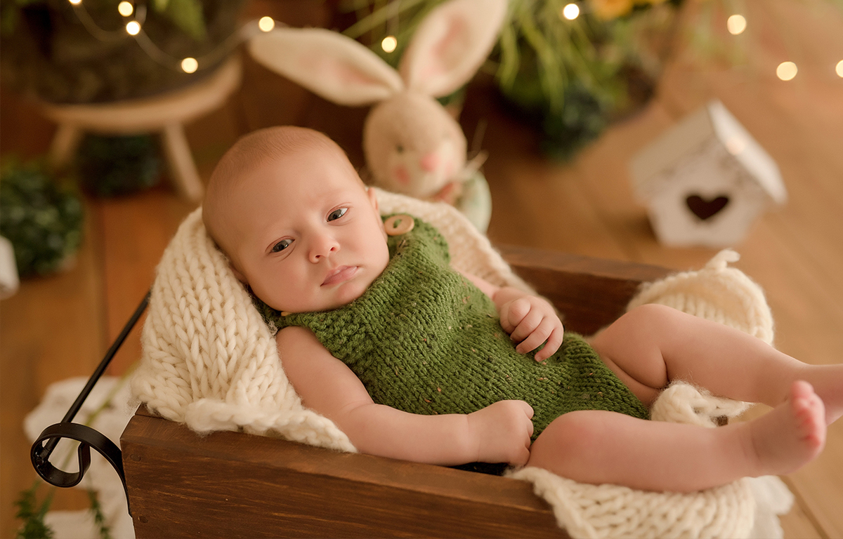 Foto de bebe em caxias do sul fotografa morgana perini bebe de roupa verde cenario pascoa