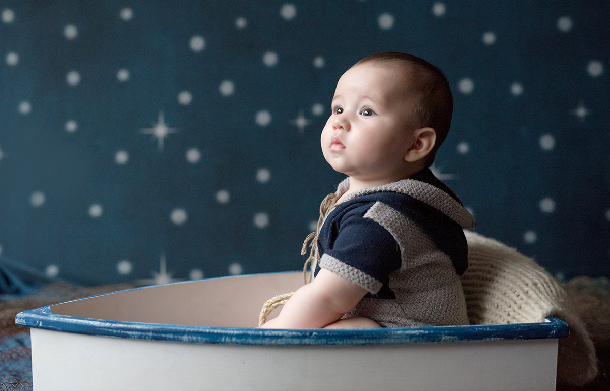 foto de bebe em caxias do sul fotografa morgana perini bebe em barquinho fundo azul