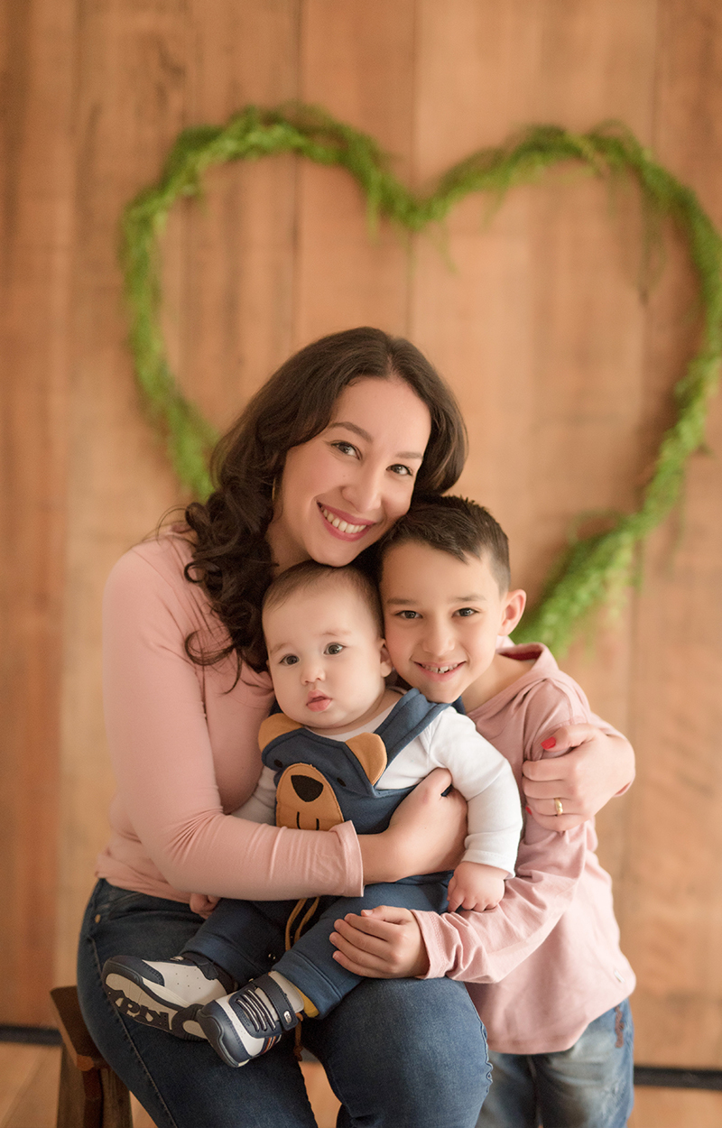 foto de bebe em caxias do sul fotografa morgana perini mae com os dois filhos no colo