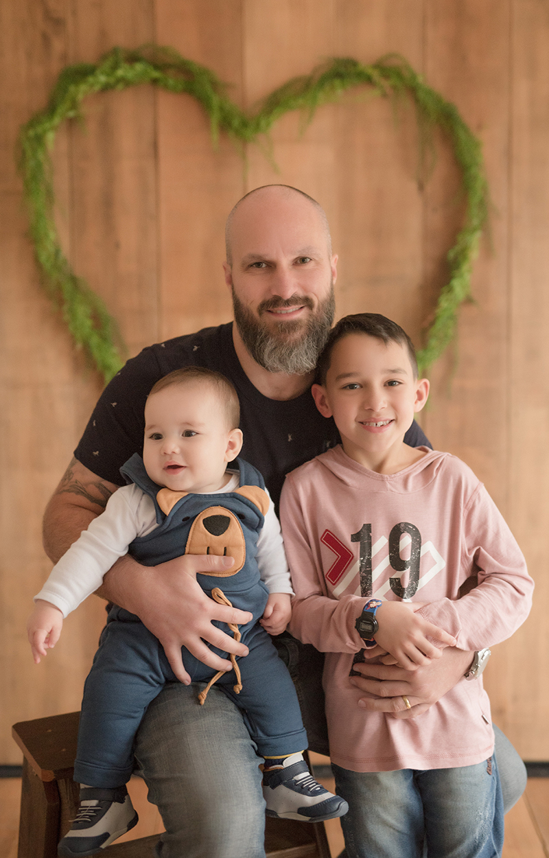 foto de bebe em caxias do sul fotografa morgana perini pai com os dois filhos no colo