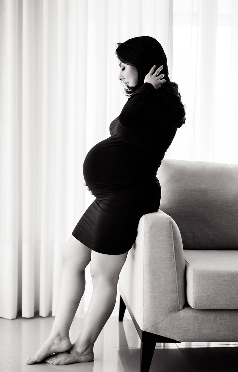 foto de bebe em caxias do sul fotografa morgana perini gestante com vestido escorada no sofa