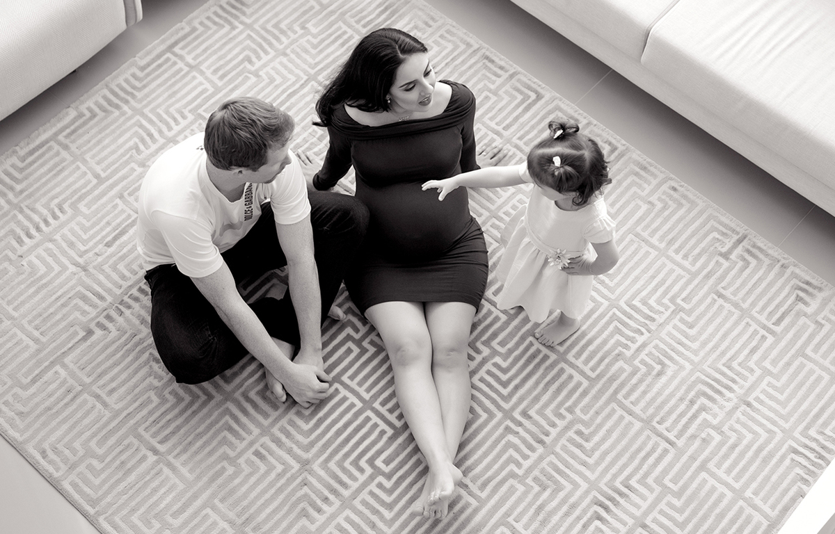 foto de bebe em caxias do sul fotografa morgana perini familia sentada no chão da sala