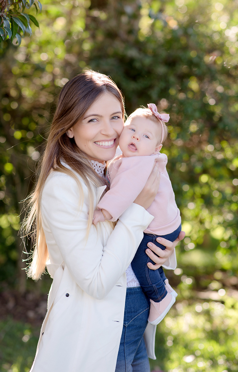 foto de bebe em caxias do sul fotografa morgana perini mae com bebe menina no colo