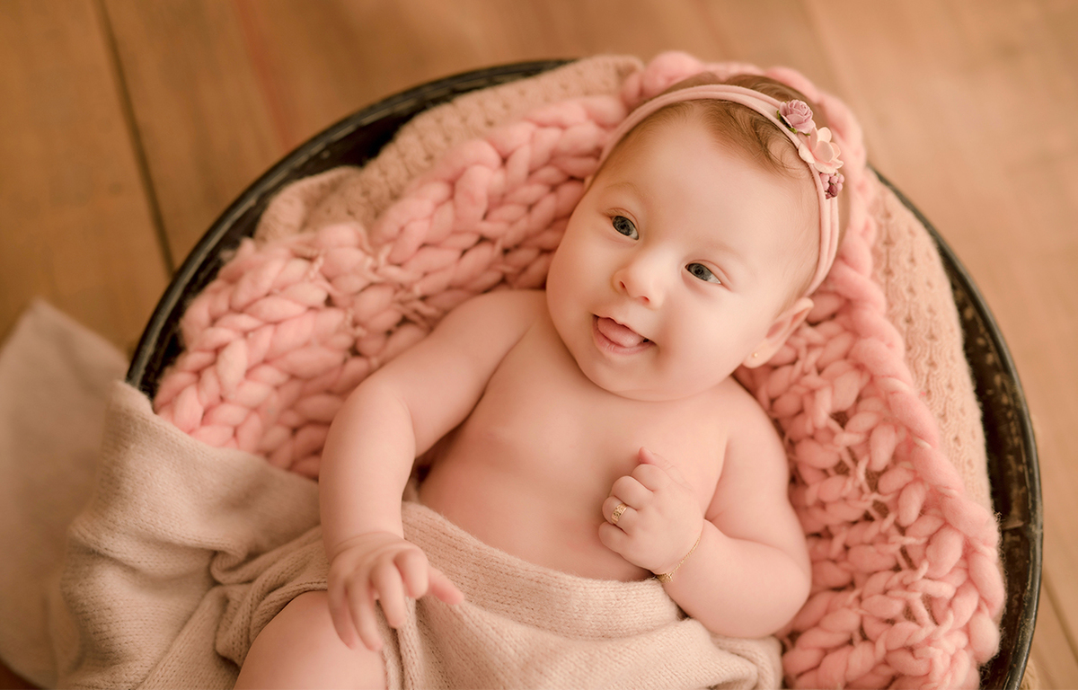 foto de bebe em caxias do sul fotografa morgana perini menina deitada em mantilha coral