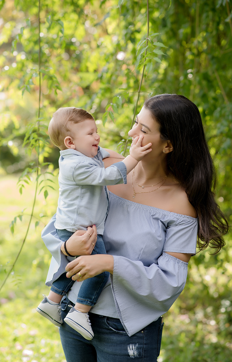 foto de bebe em caxias do sul fotografa morgana perini bebe brincando com a mae