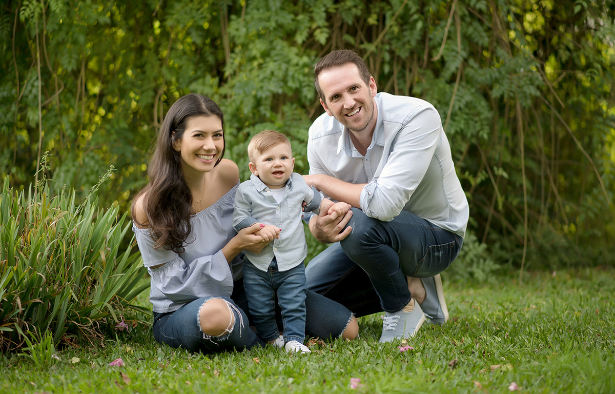 foto de bebe em caxias do sul fotografa morgana perini familia sentada na grama com criança