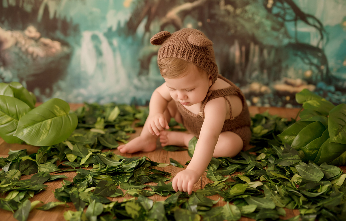 foto de bebe em caxias do sul fotografa morgana perini menino brincando com as folhas