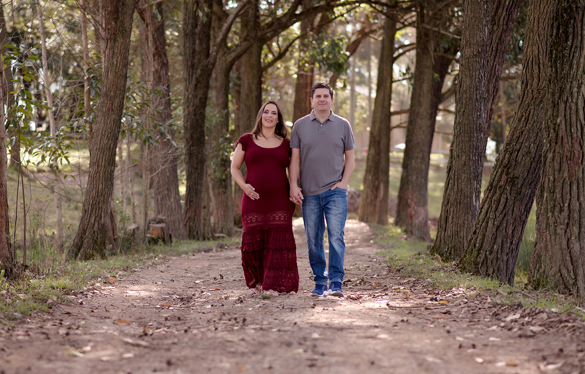 foto de gestante em caxias do sul fotografa morgana perini pais caminhando entre arvores