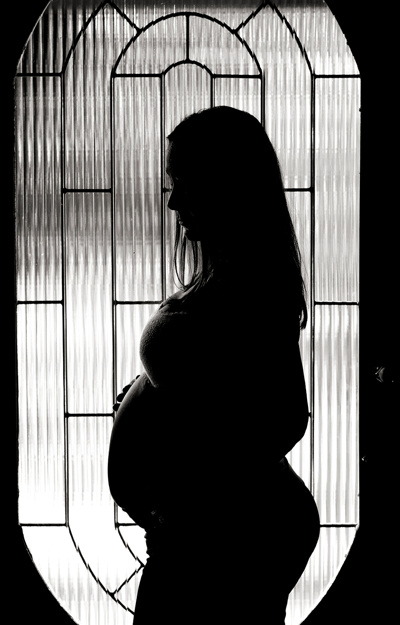 foto de gestante em caxias do sul fotografa morgana perini silhueta de gestante em frente a janela