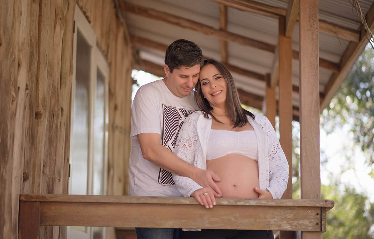 foto de gestante em caxias do sul fotografa morgana perini pais com roupas claras na varanda
