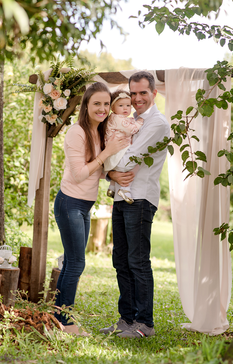 foto de bebe em caxias do sul fotografa morgana perini bebe com os pais em meio a natureza