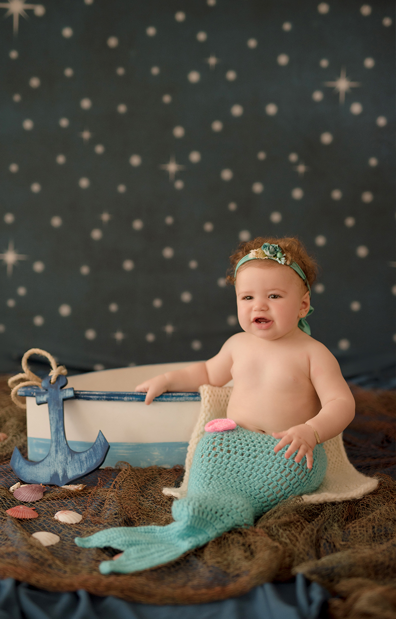 foto de bebe em caxias do sul fotografa morgana perini bebe sentada em frente a barco