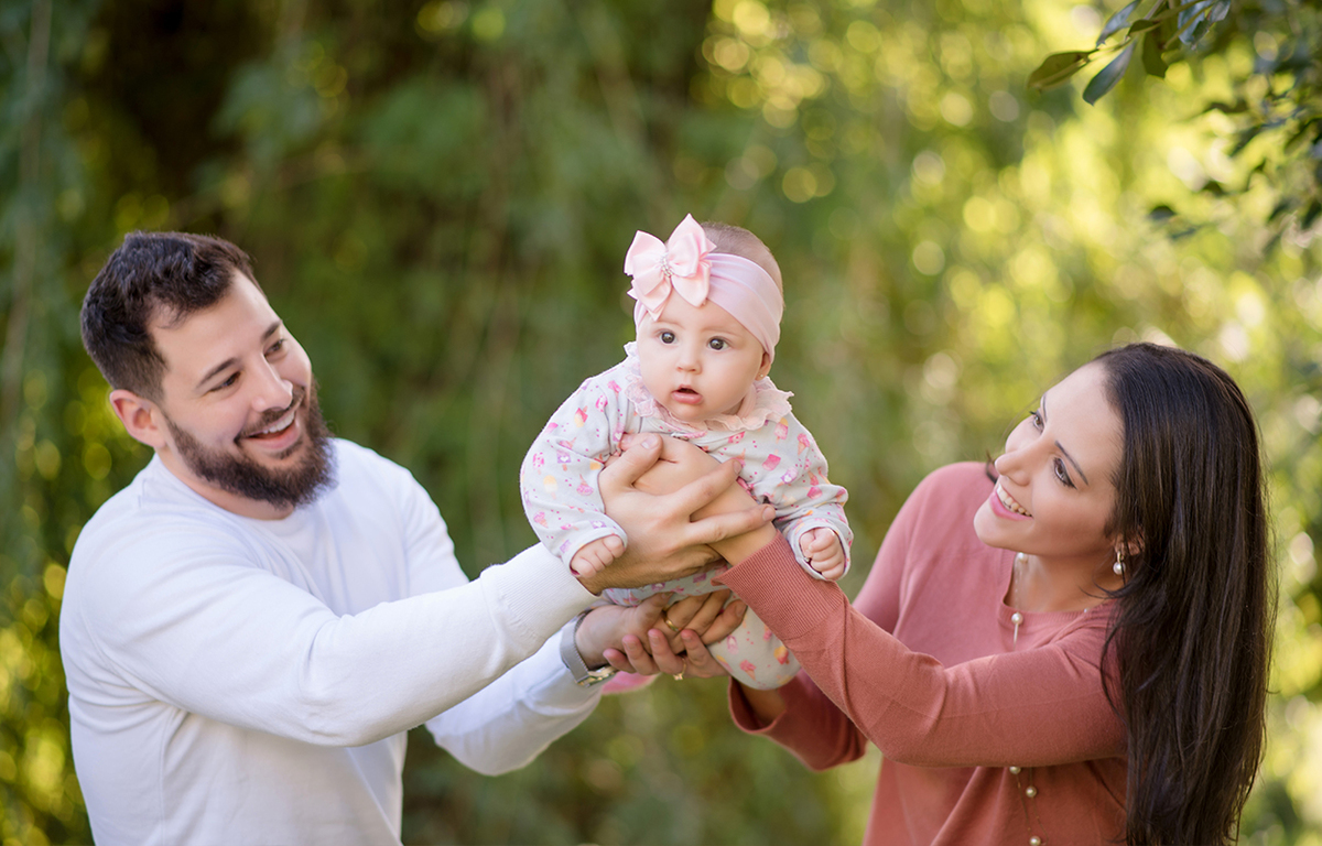 foto de bebe em caxias do sul fotografa morgana perini pais brincando com bebe com laço