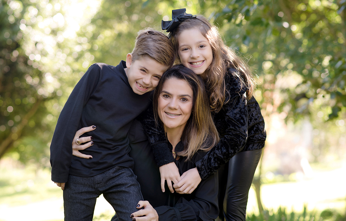 foto de familia em caxias do sul fotografa morgana perini mae e filhos e arvores