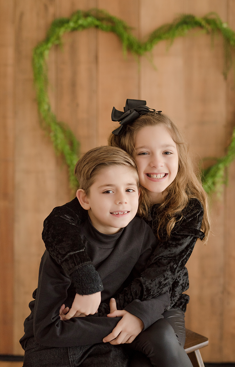 foto de familia em caxias do sul fotografa morgana perini irmãos de preto se abraçando