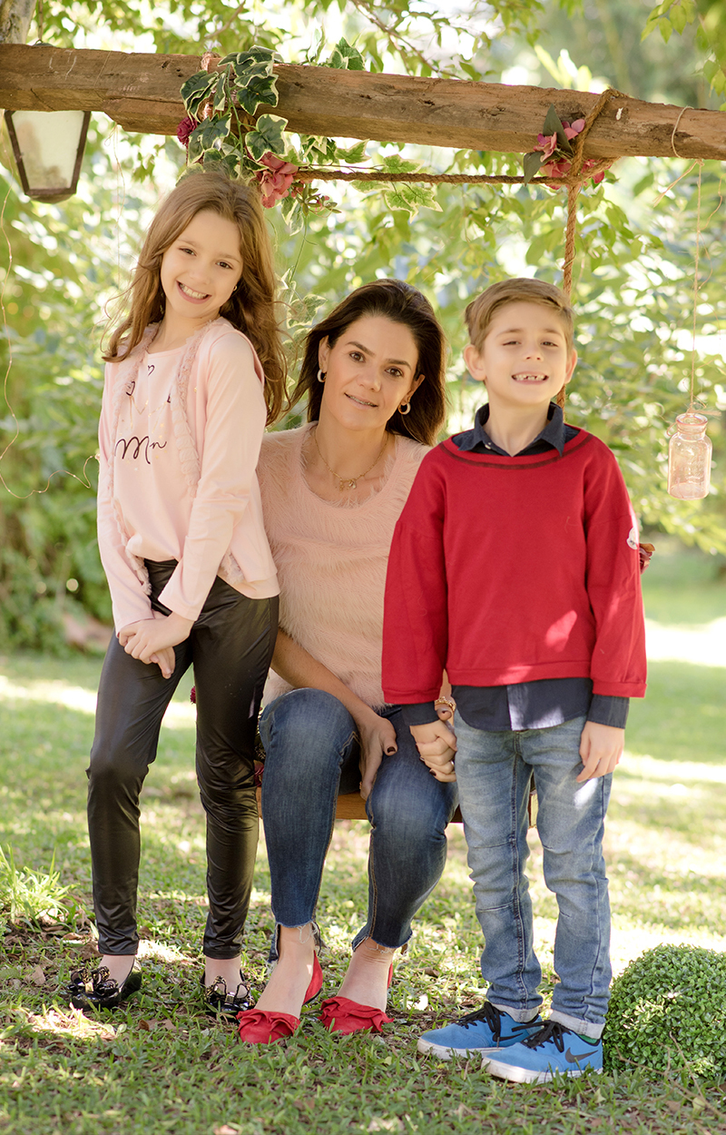 foto de familia em caxias do sul fotografa morgana perini familia em cenario ao ar livre com flores