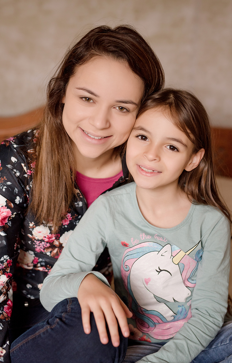 foto de familia em caxias do sul fotografa morgana perini mae abraçada em filha