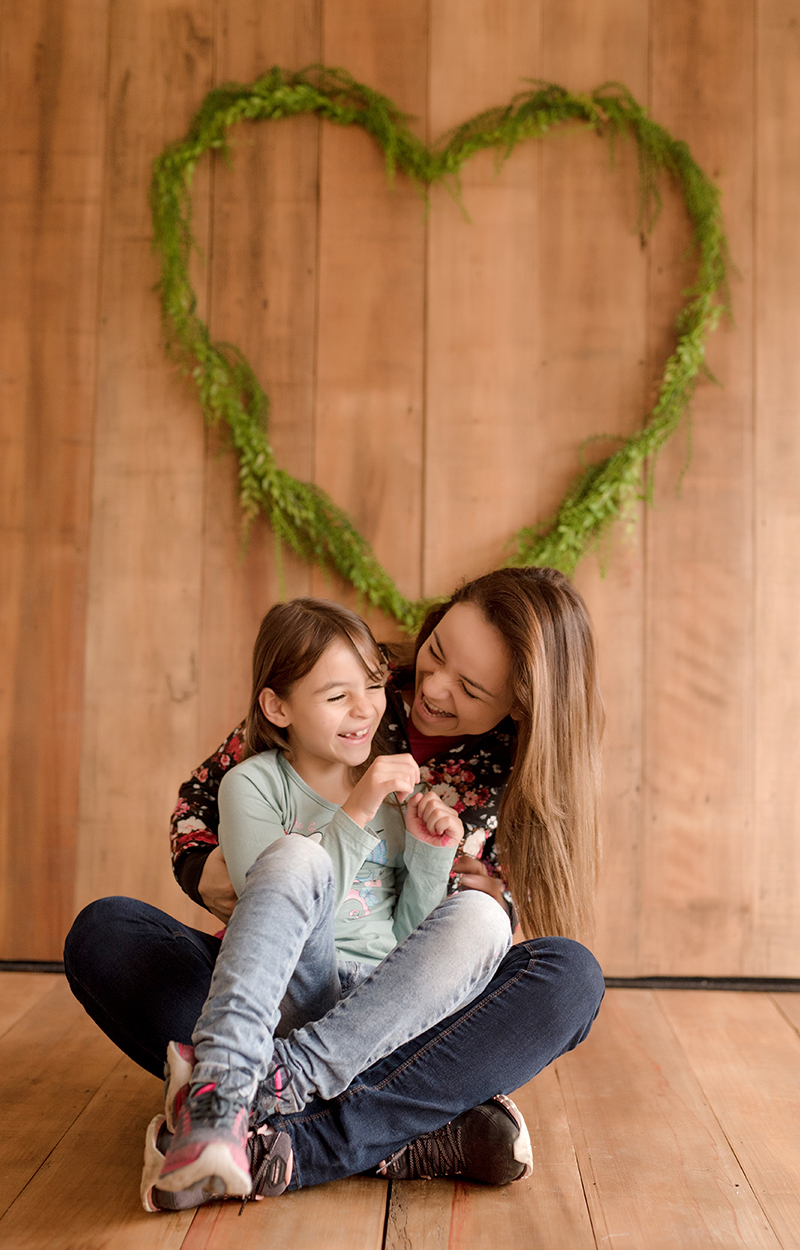 foto de familia em caxias do sul fotografa morgana perini mae e filha sorrindo