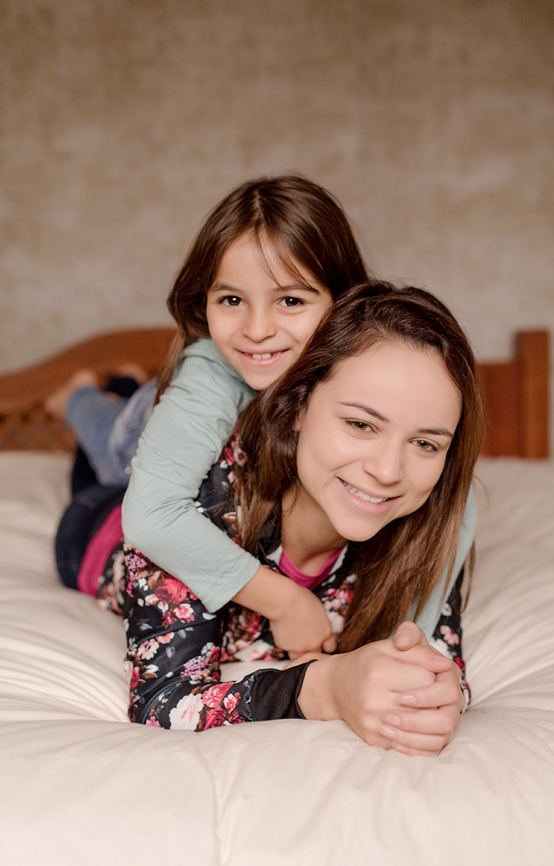 foto de familia em caxias do sul fotografa morgana perini filha deitada nas costas da mae