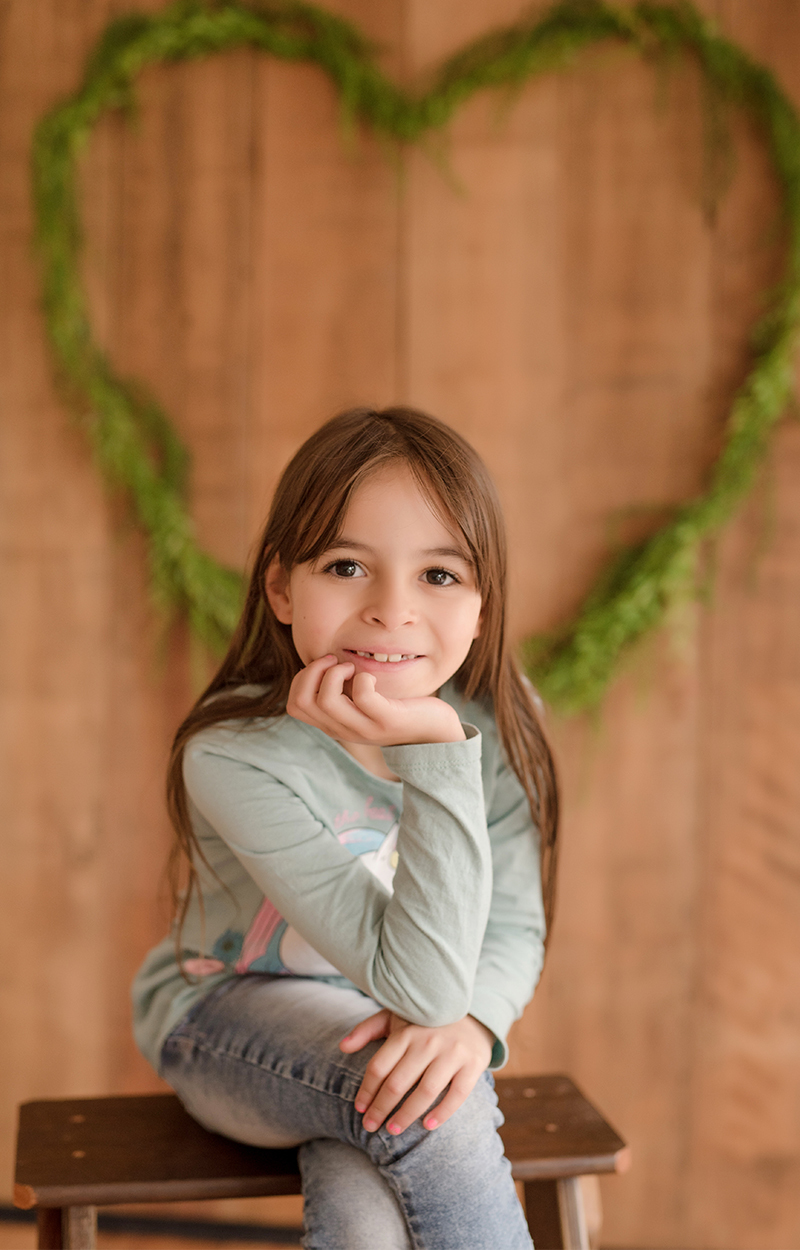 foto de familia em caxias do sul fotografa morgana perini menina com a mao no rosto