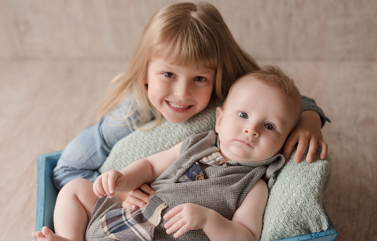 foto de familia em caxias do sul fotografa morgana perini irma com irmaozinho