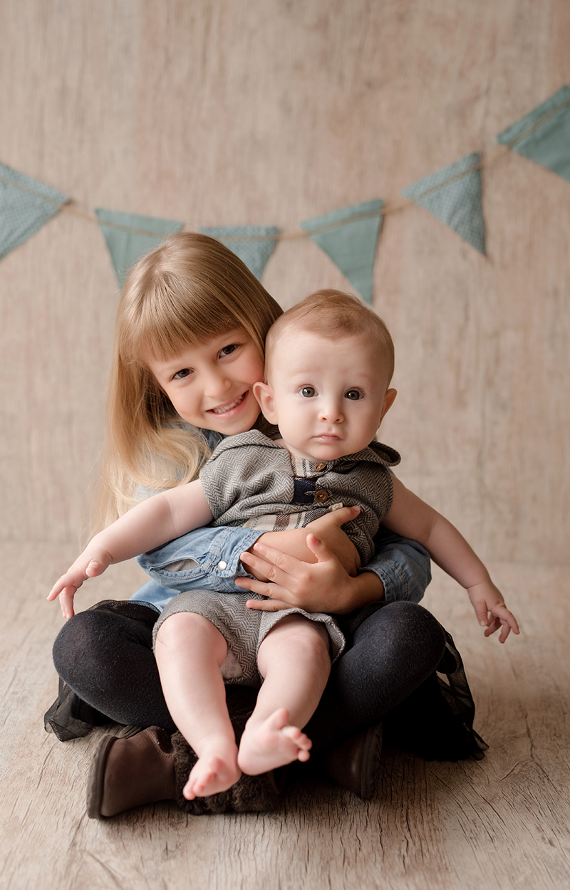 foto de familia em caxias do sul fotografa morgana perini irma com irmãozinho no colo