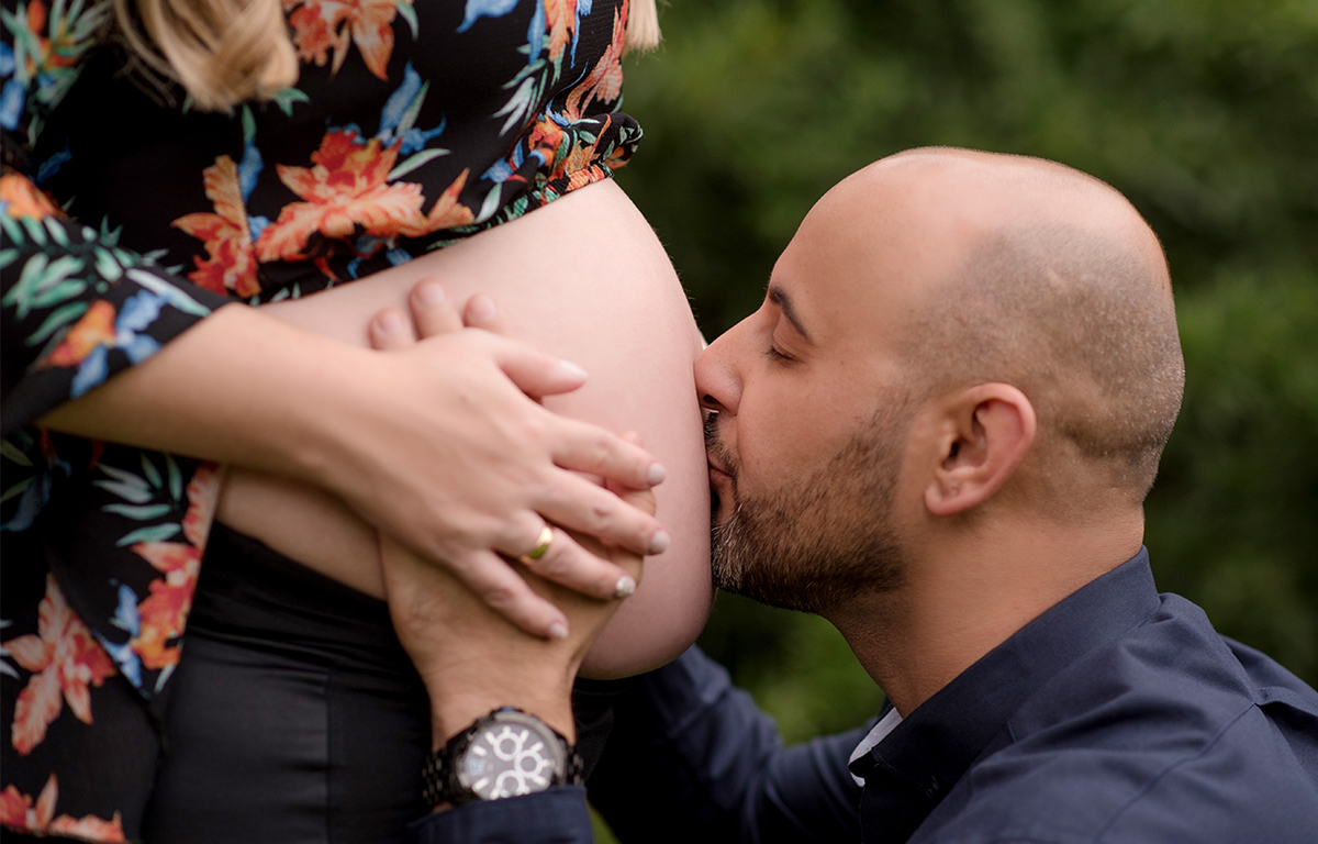 foto de gestante em caxias do sul fotografa morgana perini pai beijando barriga com roupas escuras