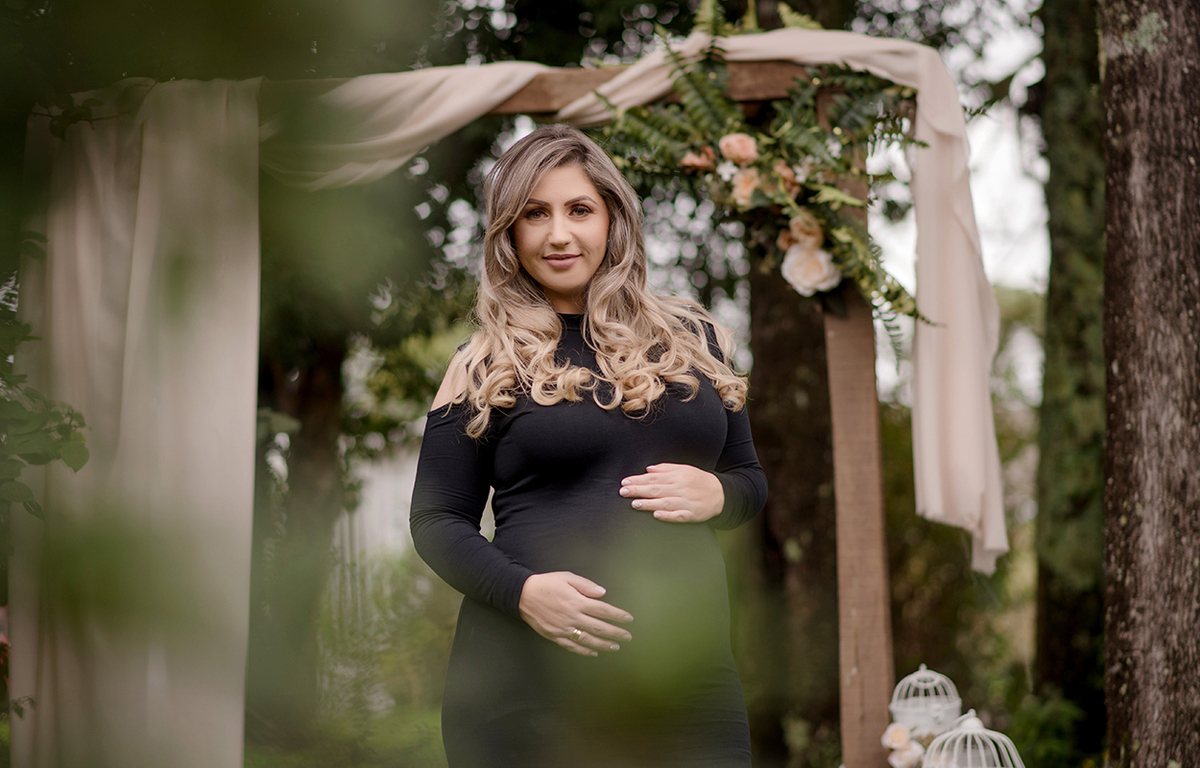 foto de gestante em caxias do sul fotografa morgana perini gestante de preto com flores