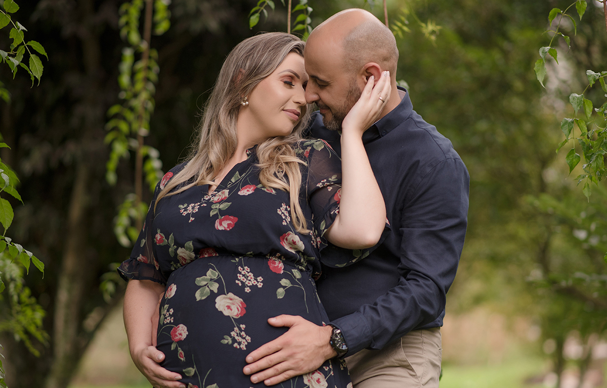 foto de gestante em caxias do sul fotografa morgana perini pais se abraçando