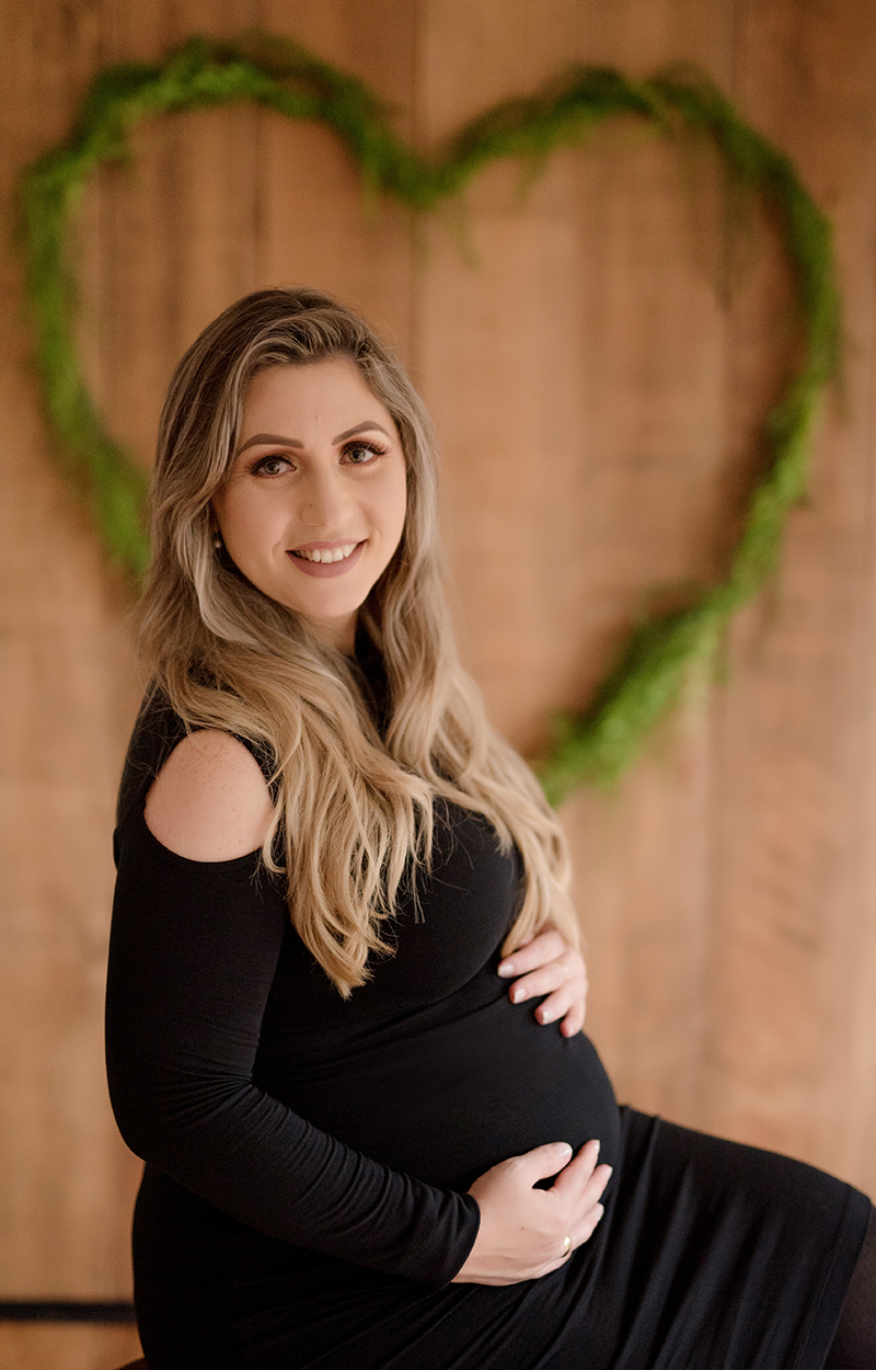 foto de gestante em caxias do sul fotografa morgana perini mae sentada em escad