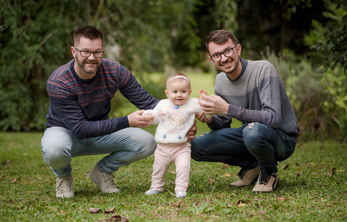 foto de bebe em caxias do sul fotografa morgana perini parentes segurando bebe