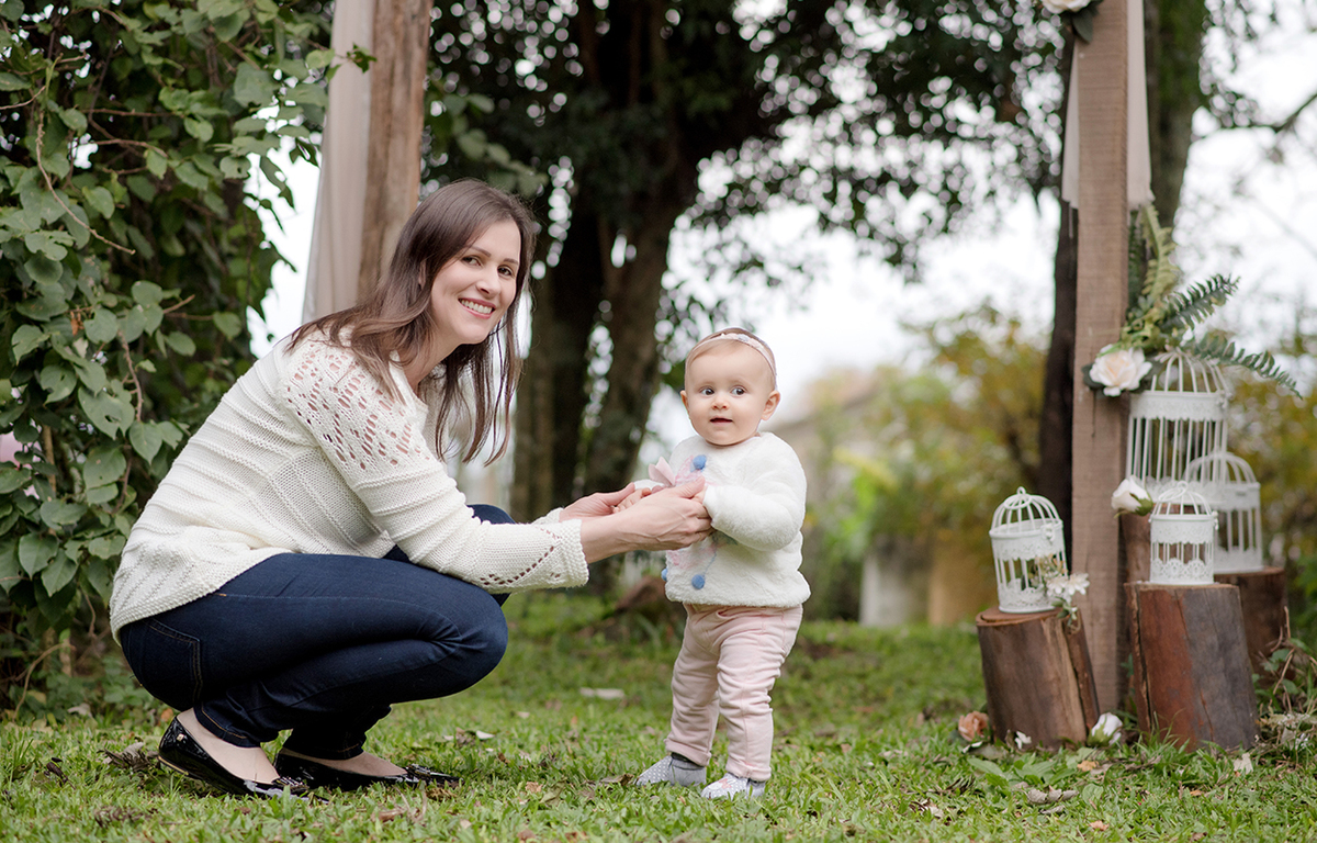 foto de bebe em caxias do sul fotografa morgana perini mae segurando bebe no chao