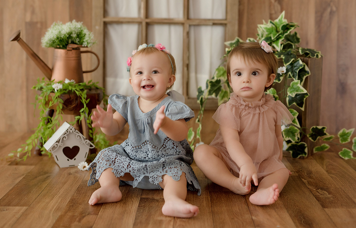 foto de bebe em caxias do sul fotografa morgana perini duas bebes sentadinhas