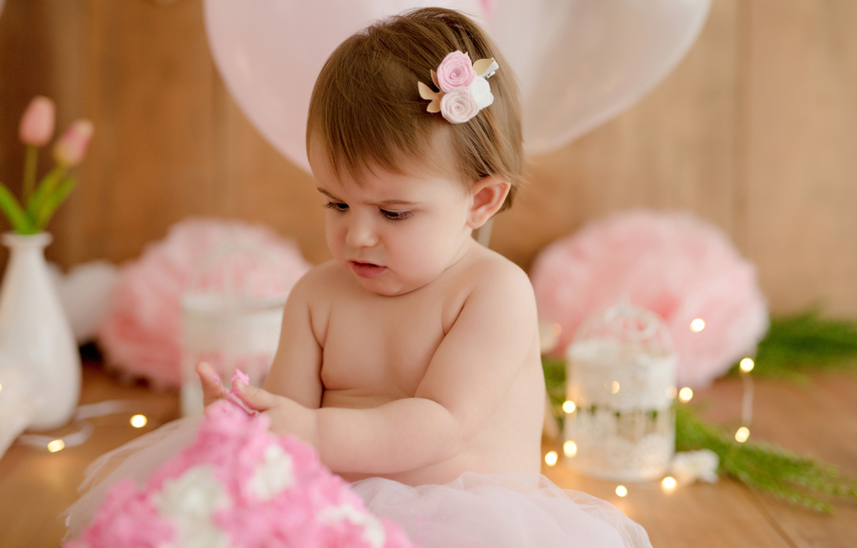 foto de bebe em caxias do sul fotografa morgana perini bebe mexendo no bolo