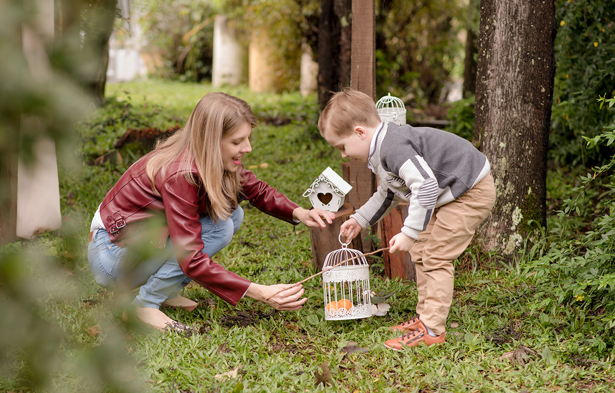 foto de familia em caxias do sul fotografa morgana perini, mae e filho brincando com gaiola