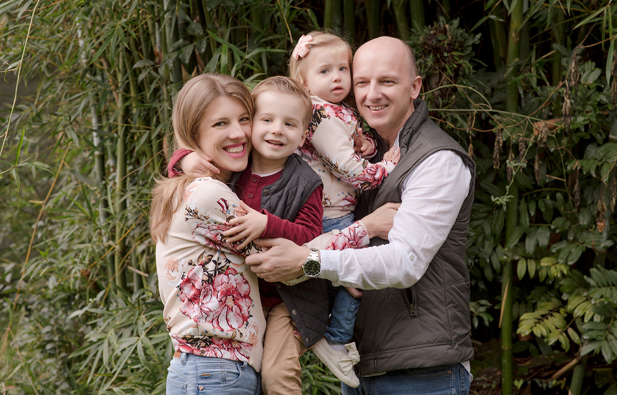 foto de familia em caxias do sul fotografa morgana perini pai e filhos abraçados