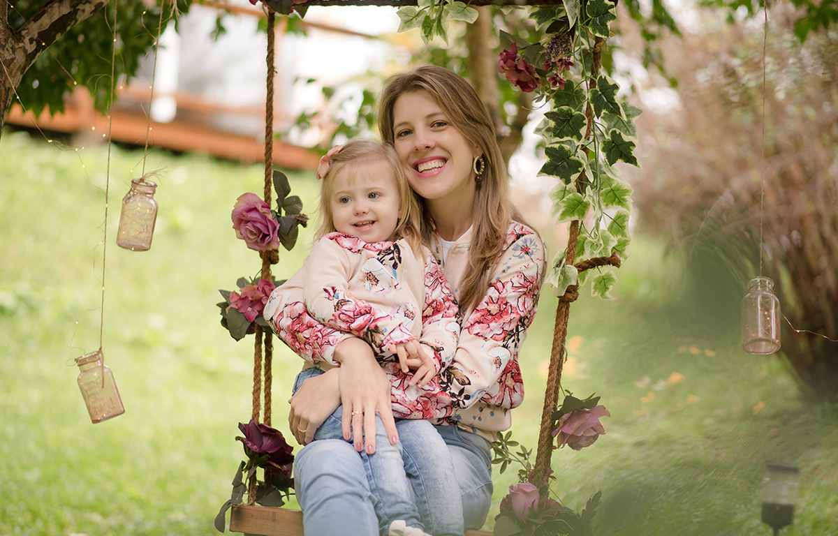 foto de familia em caxias do sul fotografa morgana perini mae em balanço com filha no colo
