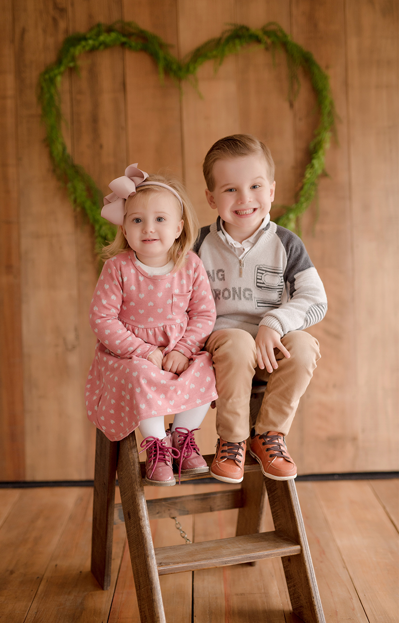 foto de familia em caxias do sul fotografa morgana perini irmãozinhos sentados  na escada