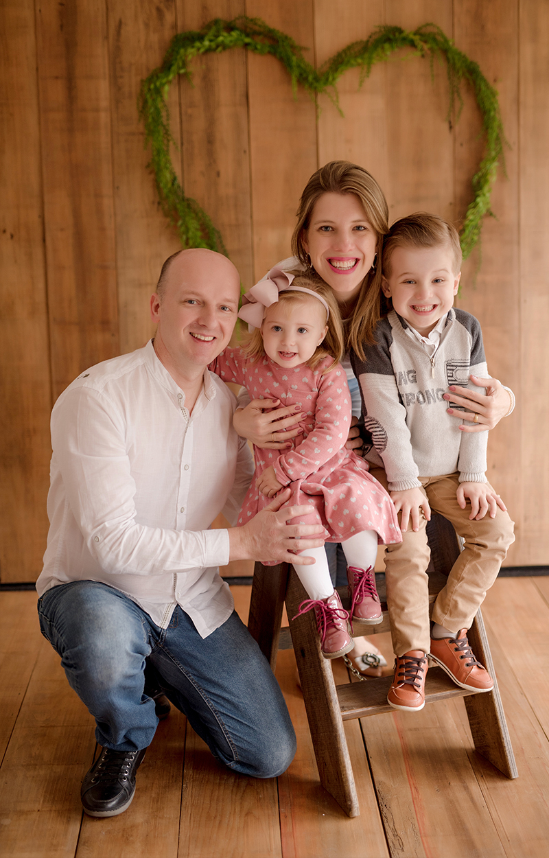 foto de familia em caxias do sul fotografa morgana perini familia sentada em escada no estudio