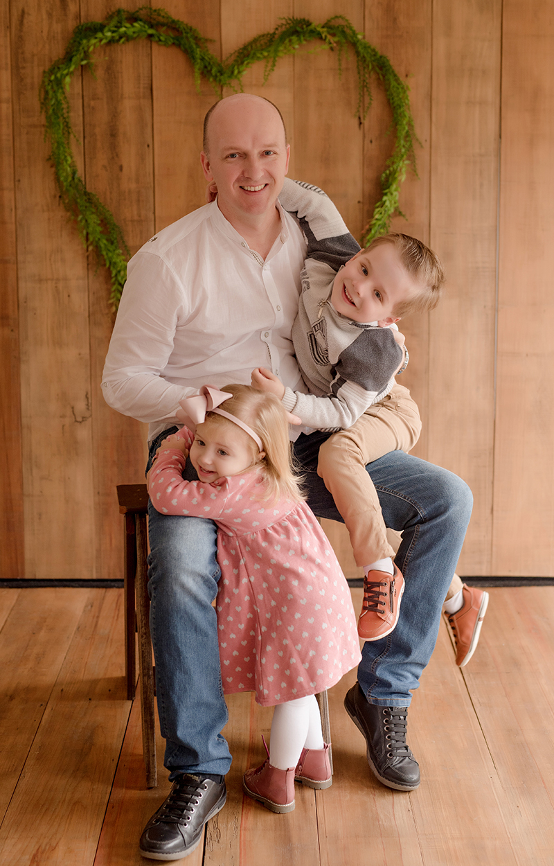 foto de familia em caxias do sul fotografa morgana perini filhos brincando com o pai