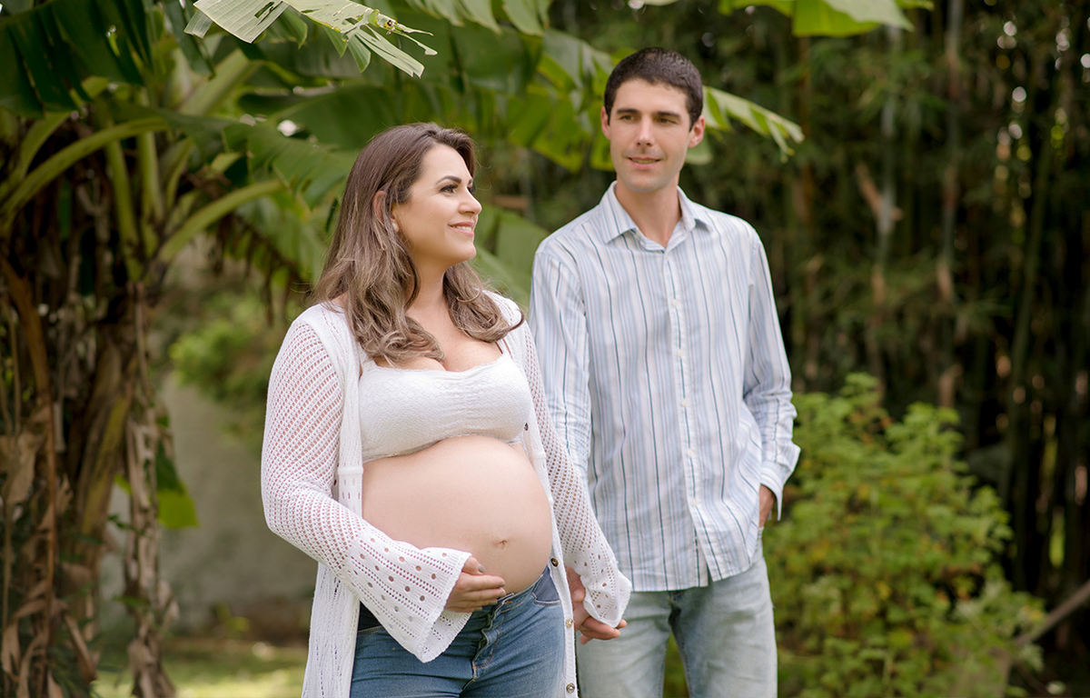 foto de gestante em caxias do sul fotografa morgana perini gestante segurando a barriga roupas claras