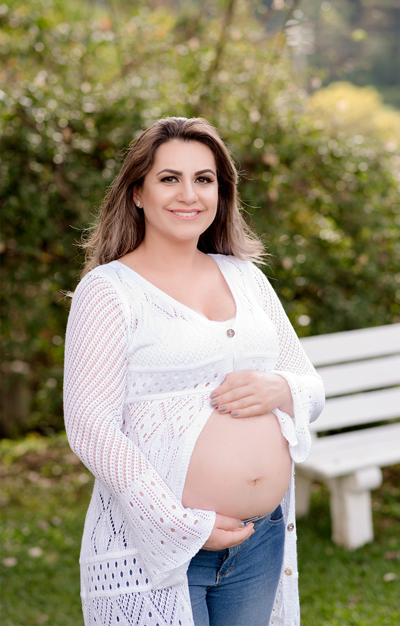 foto de gestante em caxias do sul fotografa morgana perini gestante sorrindo com mao na barriga