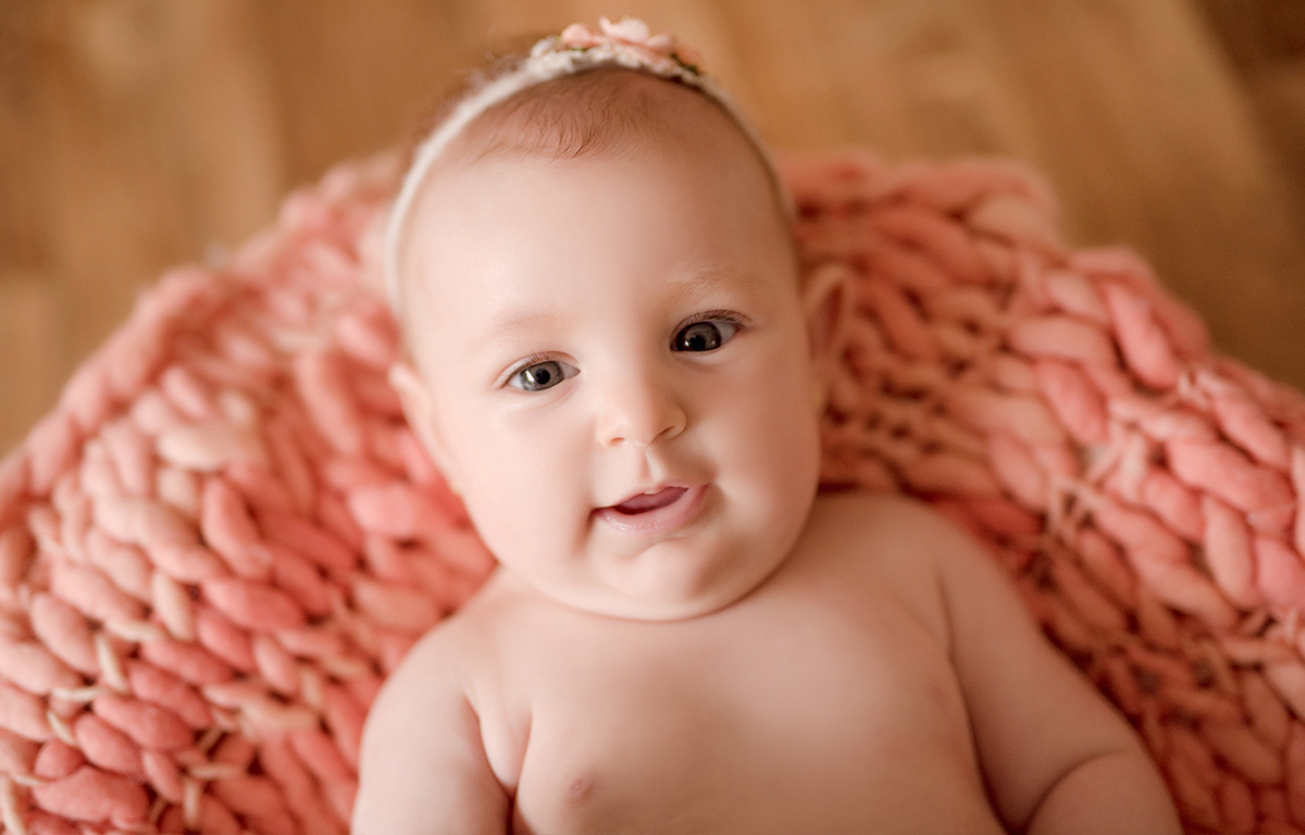 foto de bebe em caxias do sul fotografa morgana perini bebe deitada em manta coral