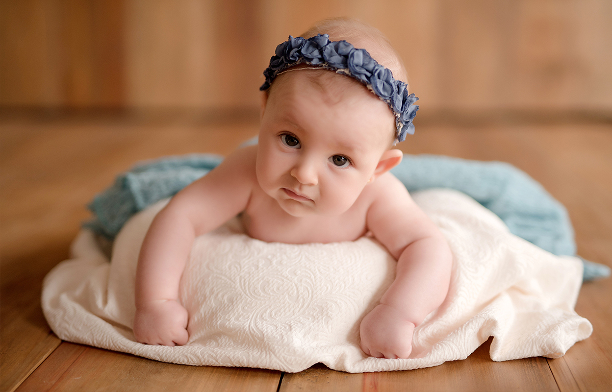 foto de bebe em caxias do sul fotografa morgana perini bebe com tiara azul nos cabelos