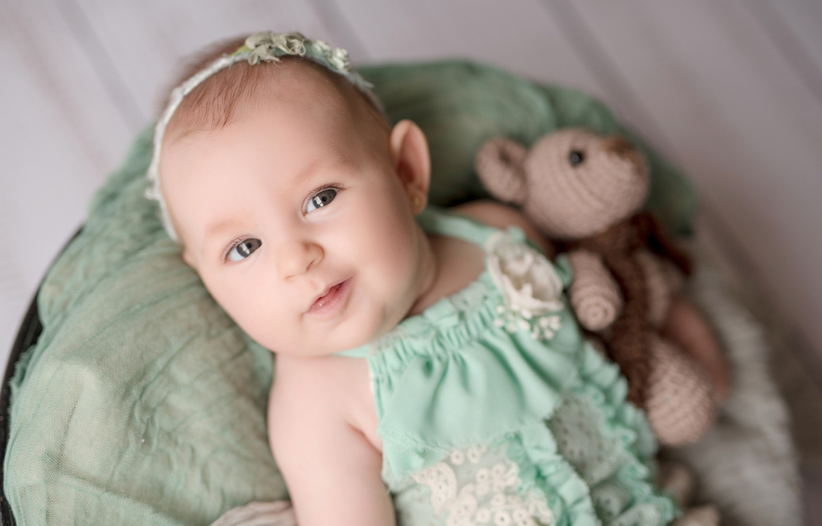 foto de bebe em caxias do sul fotografa morgana perini bebe com ursinho quase sorrindo